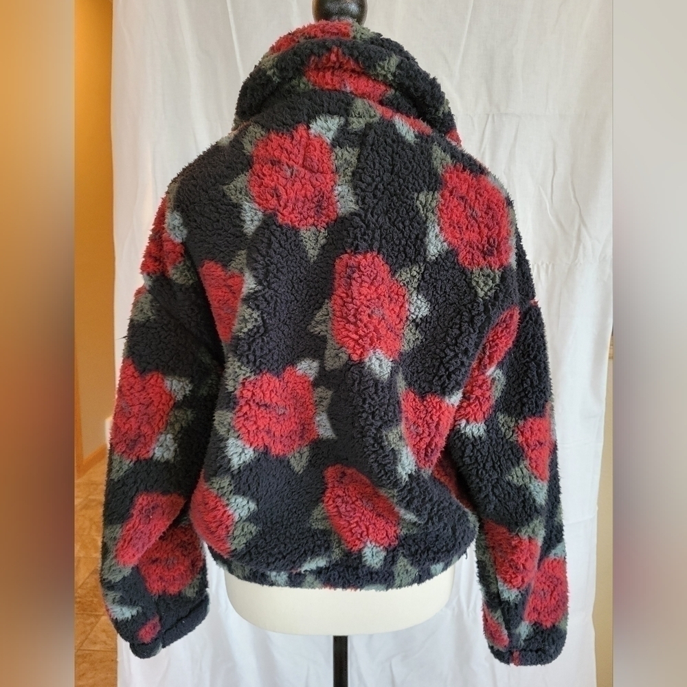 Hollister black & red rose pattern sherpa drop shoulder crop pullover S - Picture 12 of 13